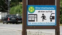 Pylonen stehen auf der Straße vor einer Schule, um sie für Autos abzusperren