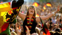 Zum Start der Fußball-EM hoffen viele auf gute Stimmung. Im Bild deutsche Fans bei der EM 2008 in Köln. 