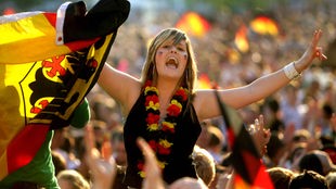 Zum Start der Fußball-EM hoffen viele auf gute Stimmung. Im Bild deutsche Fans bei der EM 2008 in Köln. 