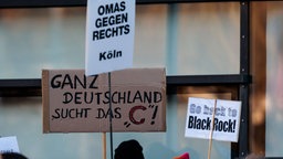 CDU-kritische Schilder auf einer Demonstration der "Omas gegen Rechts" am 4. Februar 2025 in Bonn