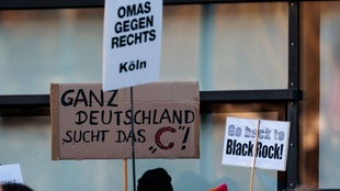 CDU-kritische Schilder auf einer Demonstration der "Omas gegen Rechts" am 4. Februar 2025 in Bonn