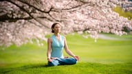 Frau im Lotussitz, Yoga