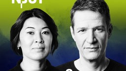 Das Beitragsbild des NDR Podcast arm & trozudem zeigt die Hosts Steffi Kim und Falk Schacht