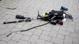 Ausrüstung eines Kamerateams liegt nach einem Übergriff zwischen Alexanderplatz und Hackescher Markt auf dem Boden, 23.03.2021.