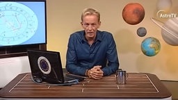 Alexander Kopitkow moderiert AstroTV.