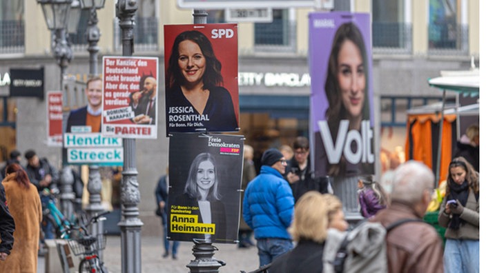 Zum Wahlkampf zur Bundestagswahl hängen Wahlplakate aller Parteien aus, Bonn, 26.01.2025.