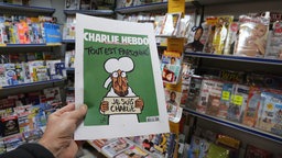 Journal Charlie Hebdo mit der Aufschrift "Je suis Charlie“ ist in einem Zeitungsgeschäft zu sehen, 14.01.2025.