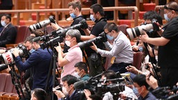 Journalisten bei einer Plenarsitzung der dritten Sitzung des 13. Nationalen Volkskongresses (NVK) in der Großen Halle des Volkes in Peking, China. 