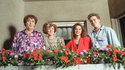 Archivbild: Fred und Annemie Fußbroich mit ihrem Sohn Frank und seiner Freundin Pia auf dem Balkon ihrer Wohnung in Köln, 1993.