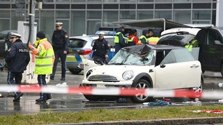 PKW ist in eine Menschenmenge gefahren, München, 13.02.2025. 