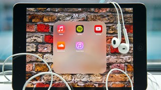 Verschiedene Musik-Apps sind auf einem iPad zu sehen. 