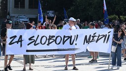Etwa 1.000 Demonstranten marschierten vom SNP-Platz in Bratislava zum Svoboda-Platz (Freiheit), wo ein Konzert zur Unterstützung der Medienfreiheit begann, 18.06.2024.