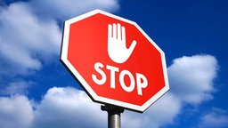 Stopschild mit ausgestreckter Handfläche. 