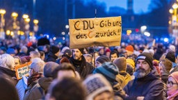 Teilnehmer der Demo "Aufstand der Anständigen: Wir sind die Brandmauer", Berlin, 02.02.2025.