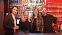 Dr. Pop, Barbara Rusche, Sandra da Vina, Frank Goosen hinter der Theke vom Cabaret Queue in Dortmund
