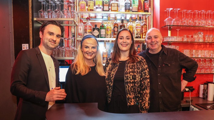 Dr. Pop, Barbara Rusche, Sandra da Vina, Frank Goosen hinter der Theke vom Cabaret Queue in Dortmund