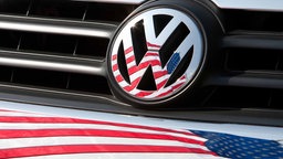 US-Fahne spiegelt sich im VW-Logo