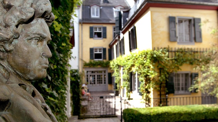 Beethoven-Büste im Garten des Beethovenhaus Bonn