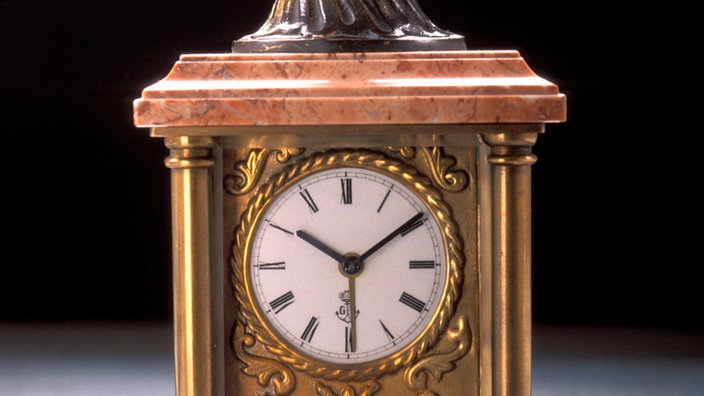 Standuhr aus Marmor im Stil des Historismus, etwa 1900