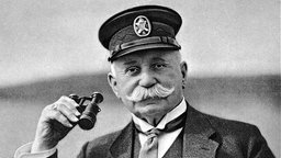 Ferdinand Graf von Zeppelin mit Fernglas