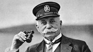 Ferdinand Graf von Zeppelin mit Fernglas