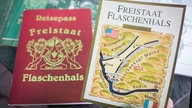 "Reisepass" des Freistaates Flaschenhals und ein Weinetikett