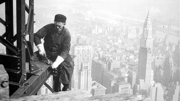 Foto eines Arbeiters bei der Arbeit auf dem Empire State Building