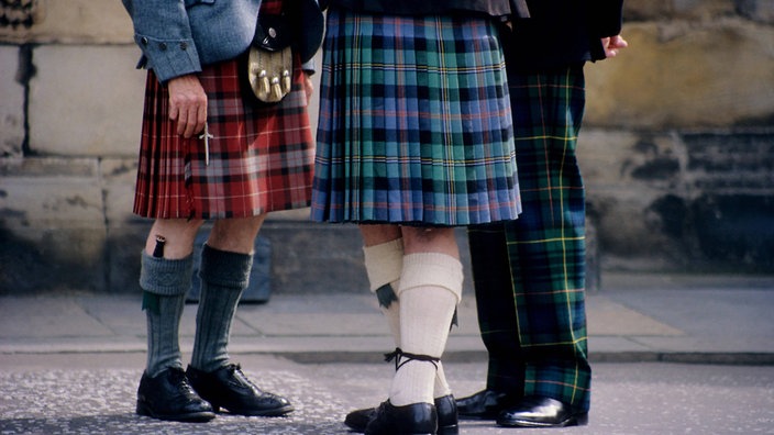 Männer in Kilt und Tartan