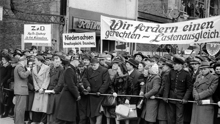 Demonstranten bei einer Kundgebung zum Regierungsentwurf zum Lastenausgleich 1951 in Bonn