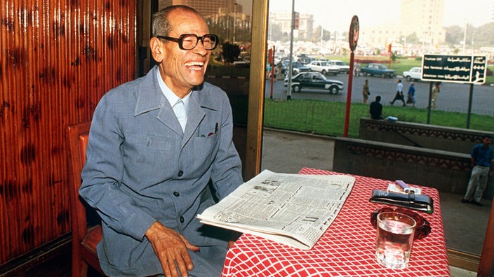 Nagib Mahfus  in seinem Lieblingscafe "Ali Baba" am Place Tharir in Kairo, 1988