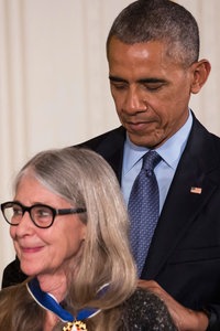 Barack Obama zeichnet die US-Software-Entwicklerin Margaret Hamilton mit der "Presidential Medal of Freedom" am 26.11.2006 aus.