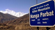 Das Hinweisschild des Nanga Parbat, vor dem Berg