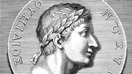 Ovid, Rechtsprofil, Münzbild mit einer griechischen Schrift