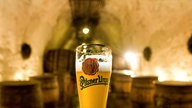 Ein Glas Pilsener Urquell in der Brauerei