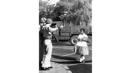 Soldaten der Nationalgarde verweigern einer farbigen Schülerin den Zurtritt zur High School in Little Rock