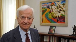 Richard von Weizsäcker in seinem Büro in Berlin