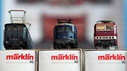 Nebeneinander drei Modelle E-Loks Spur H0, darunter der Schriftzug Märklin