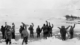 Die zurückgebliebene Mannschaft winkt Sir Ernst Henry Shackleton im Schiff zu.