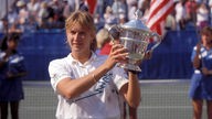 Steffi Graf präsentiert stolz den Pokal beim US Open 1988