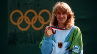 Steffi Graf mit der Goldmedaille 1988 bei Olympia in Seoul