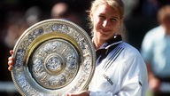 Steffi Graf präsentiert bei den Wimbledon Championships 1996 stolz ihre Trophäe
