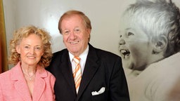 Siegfried und Ute Steiger stehen neben einem Foto ihres Sohnes Björn, 2009