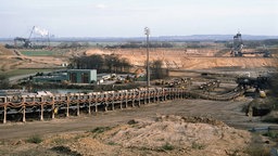 Blick auf ein Förderband auf dem Braunkohle-Tagebau-Gelände bei Hambach, 1990