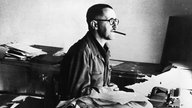 Der Schriftsteller und Regisseur Brecht im Exil in den USA in seinem Arbeitszimmer in Kalifornien im Oktober 1947.