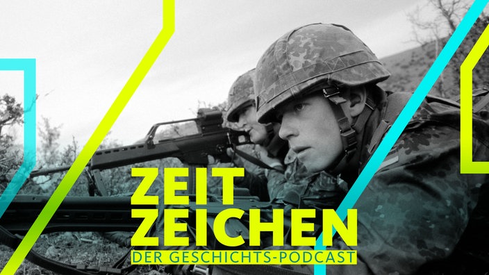 Soldaten mit Gewehren im Anschlag