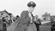 US Popstar Elvis Presley am 2. Oktober 1958 in einer US-Militaerkaserne in Friedberg.