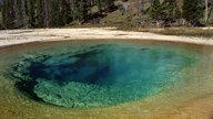 Blick auf den dampfenden 'Beauty Pool', eine heiße Quelle im 'Upper Geyser Basin' im Yellowstone National Park.