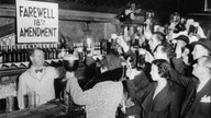 Menschen feiern das Ende der Prohibition in einer Bar in New York