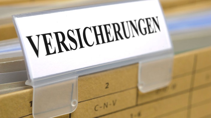 Symbolbild: Einhängemappe mit der Aufschrift "Versicherungen" in einer Registratur