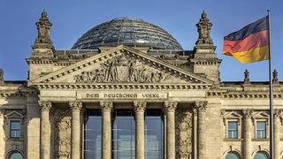 Reichstag mit deutscher Flagge